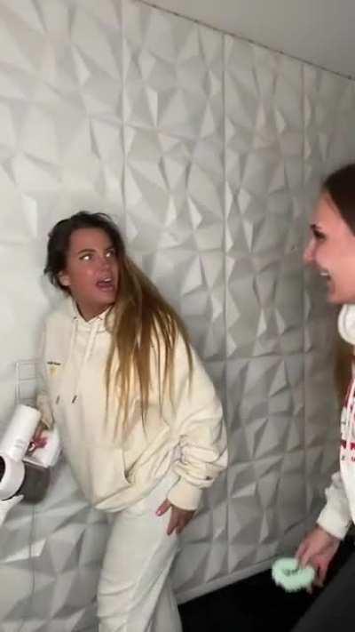 BITTE NUR CONTENT VON EWA HIER POSTEN!!! Wer will mehr von der Ewa der Schlampe? ALLE UPVOTEN !!