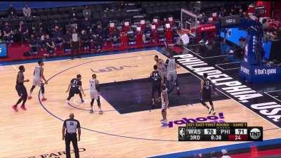 [Highlight] Ben Simmons with the strong put back slam