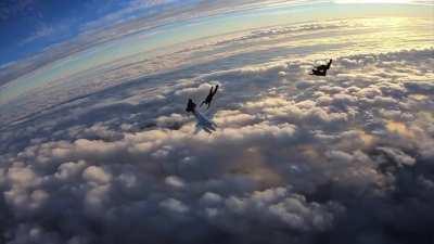 Plane stalls, almost crashes into skydivers