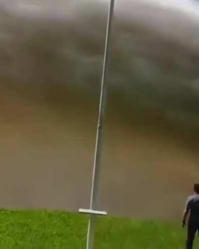 literally 'opening the floodgates' (crosspost from r/BeAmazed)