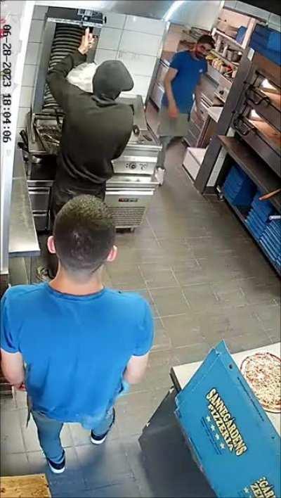 Beyler su cami arayan cocugu buldum