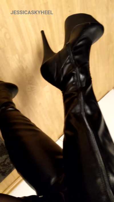 Worship my leather overkneeboots!