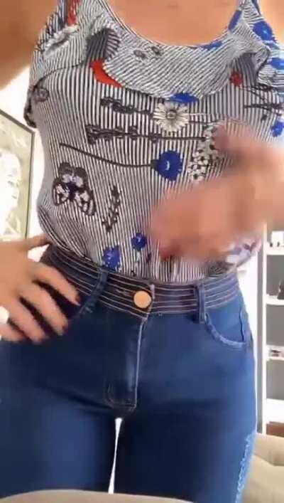 Alguém sabe quem é essa gostosa?