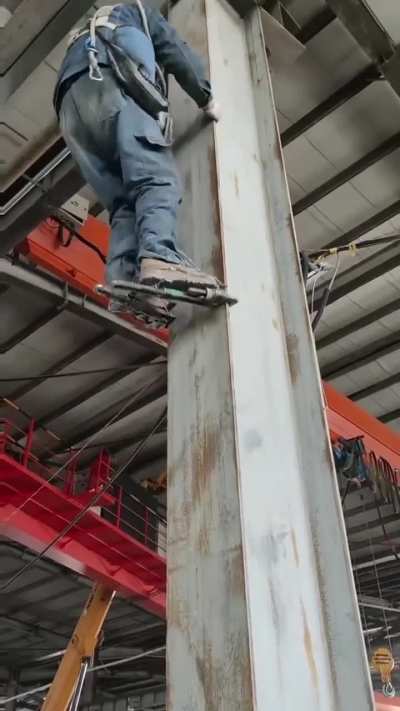 Shoes that you can climb pillar up with