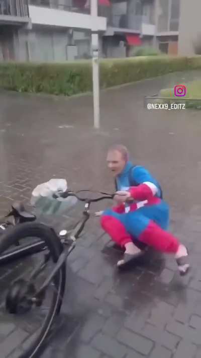 Düşen insanlar hiç komik değil, düşen insanlara gülmememiz gerekiyor.