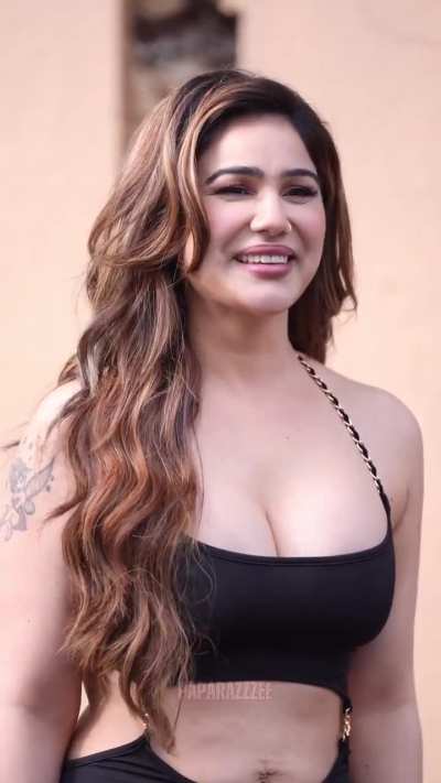 Kangana Sharma sexy figure