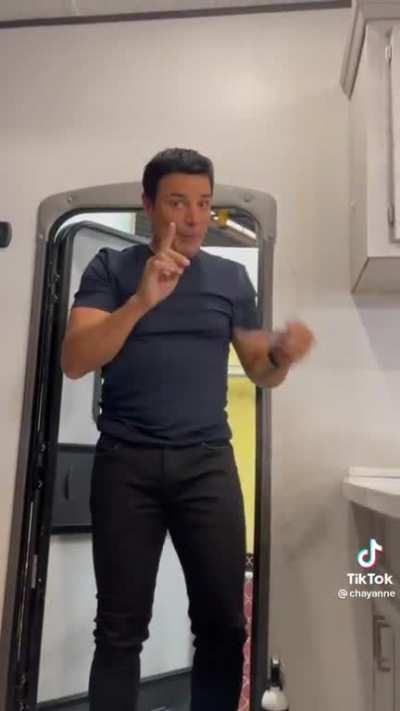 no es un meme como tal, solo es chayanne llegando a tiktok, síganlo q ni siquiera llegó al millón