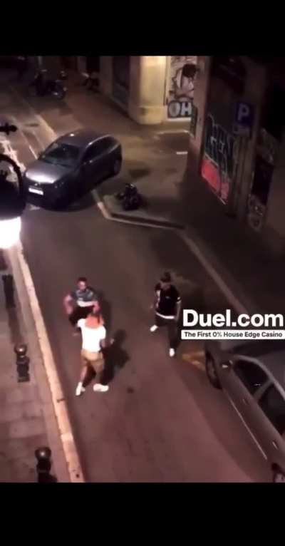 Man defends himself from being jumped and possibly stabbed by throwing a nasty combo.