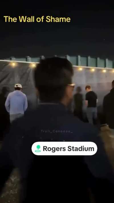 Indian people in Canada seen urinating on a wall 🤮😷 DEPORT !!!