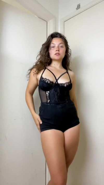 Shaking my curves 👀🍑