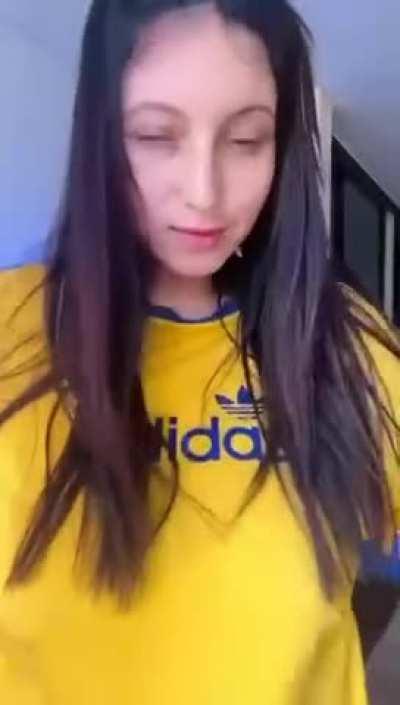 [GIF] The yellow color comes with surprises under it, it is always good to use it