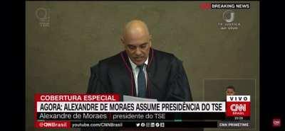 Tragam um prêmio pra esse cinegrafista.