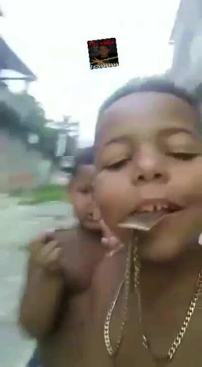 muca e greninja criança