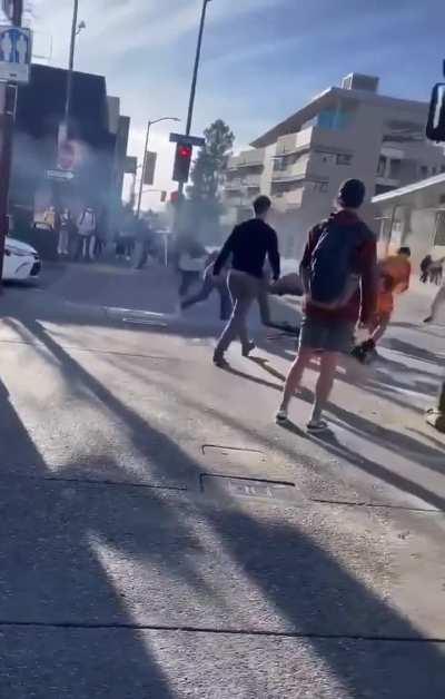 Yanan adama bisiklet atmak ne amk cocugu...