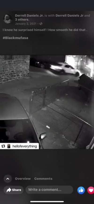 Chicago man jumps out of passenger side of car and pretends to walk and light a cigarette while cops keep chase. 😮‍💨 (shit was smooth)