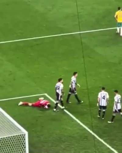 El cuti no puede relacionarse de otra manera que no sea a las patadas