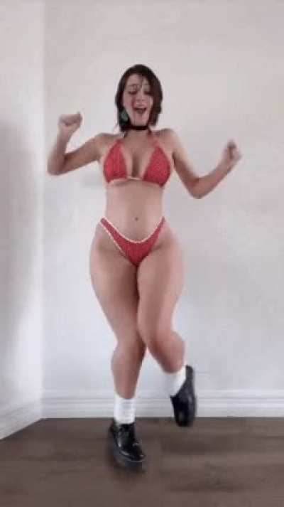 Sunnyrayyxo is probably the hottest IG model currently standing! her hips and legs are fucking insane!! who wants to get bi and goon to stuff like this? DSCRD underhandedthrow