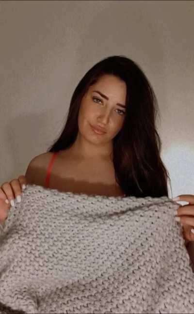 Here to brighten up your Monday 🤍