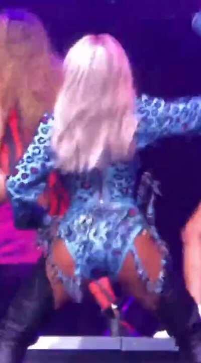 Perrie shaking dat ass