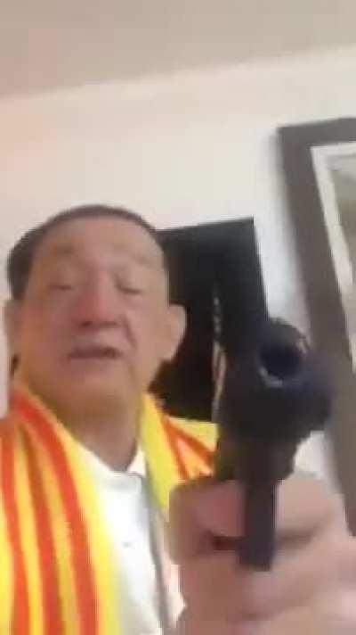 [Vietnamese > English]Boomer Vietnamese Man Ranting At Camera With Gun