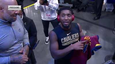 [Highlight] Donovan Mitchell makes sure a fan gets Evan Mobley's autograph
