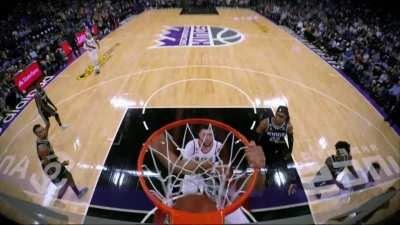 [Highlight] Lillard breaks down the King's defense and dimes up Sharpe for the baseline slam