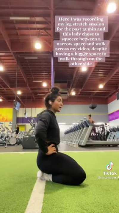 Chick gets offended cause someone dared to walk between her and her phone.