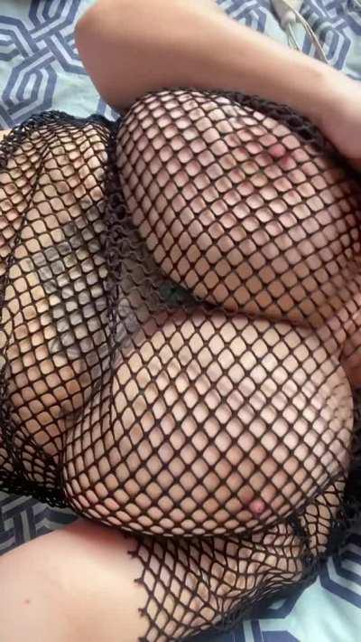 Do I look good on fishnets?👀💖