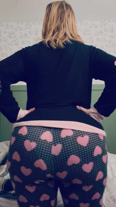 I need a weekend warrior in his mid 20’s to cum & take all Mommy’s farts for her while I smother his face. 💨 You down? 😉