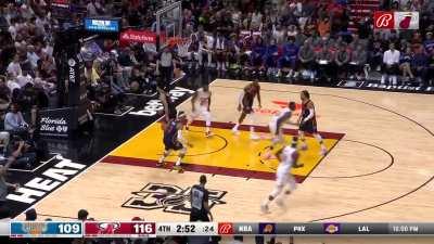 [Highlight] Tyler Herro dances his way to his 4th three of the fourth quarter