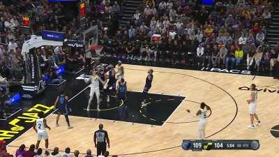 [Highlight] Lauri Markannen throws down the wild reverse slam