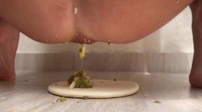 Making a pizza with her butt (pesto sauce and cheese) ❤️🍕