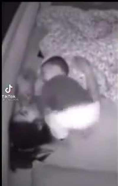 What the baby doing?😳