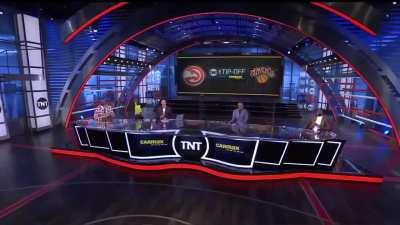 [Highlight] Shaq guarantees the Hawks will win tonight, asks Draymond to hit the guarantee button, but it doesn’t work as he “does not reach the weight requirement” to use the button