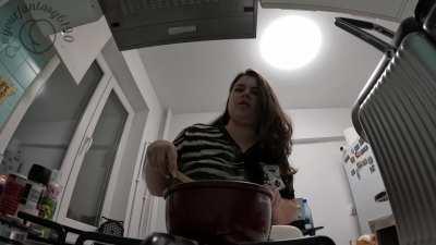 Would you let me make your dinner while farting like this? 🤭