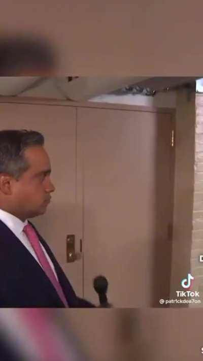 That poor little reporter😢