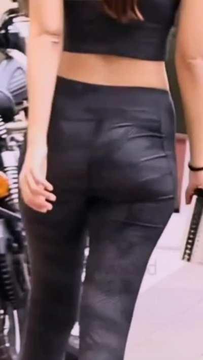 Her ass is so tempting .. watch it in slowmo 🍑🍑🔥🔥🔥🔥