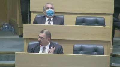 النائب ينال فريحات يحوّل سؤاله لوزير الدولة لشؤون رئاسة الوزراء إلى الاستجواب النيابي على اثر رفضه للجواب المُعطى عن السؤال الموجه في حيال تعيين موظف في رئاسة الوزراء براتب 4 ألاف دينار.