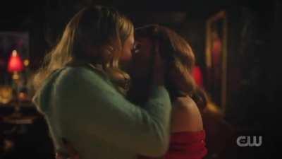 I love the tension before the kiss...they really look great together.