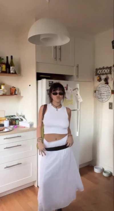 Inde showing off her outfit | TikTok October 2023 