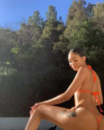 Edwina Shaking Cake 🍑