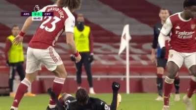 Zaha knee to the face. 66' Yellow for David Luiz