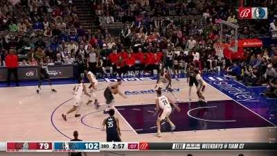 [Highlight] Luka throws down a huge slam!