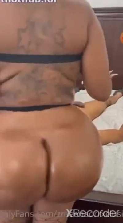 Zmeenaorr with a fan