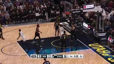 [Highlight] Kyrie tries to dunk on 7'1 Walker Kessler but settles for a layup at the apex