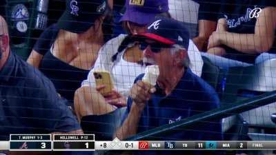 [Highlight] Brandon Gaudin and Peter Moylan creep on an ice cream enjoyer.