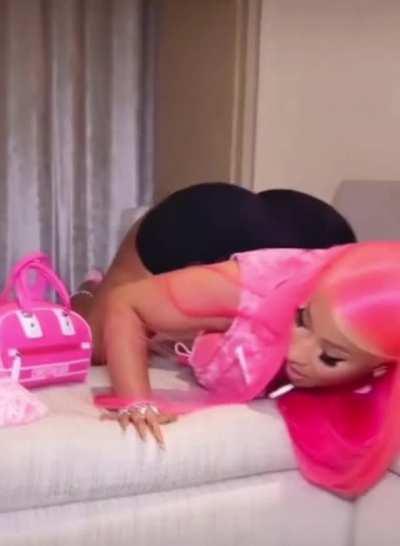 That ass needs worshipped