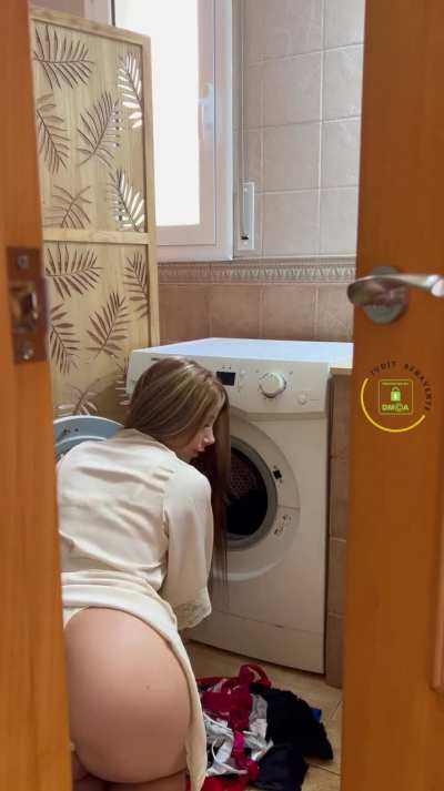 ¡¿Me estás espiando?! Pongo la colada en tanga… 👀🍑 VIDEO EN ONLYFANS