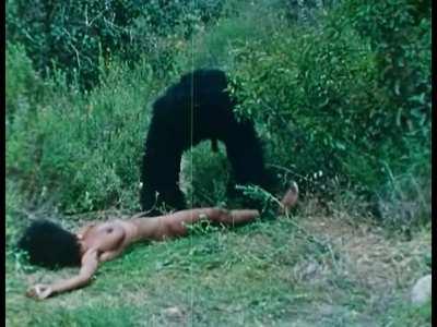 Native ebony queen Dee Dee Dailes gets also becomes ape bait (Tarzun and the Valley of Lust, 1970)