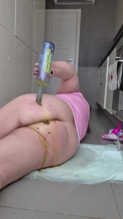 Nicole depraved life - Pee enema with a bottle.